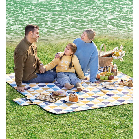 Rootz Picnic Blanket - Outdoor Mat - Waterproof Beach Blanket - Velvet Surface - Foam Padding - Aluminum Coating - 200cm x 150cm - Yellow and Blue Triangles