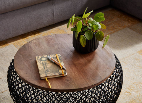 Runder Couchtisch von Rootz – Schwarz mit Stauraum – Modernes Design – Drahtkorb – Mangoholz und Metall – 60 x 60 x 45 cm 
